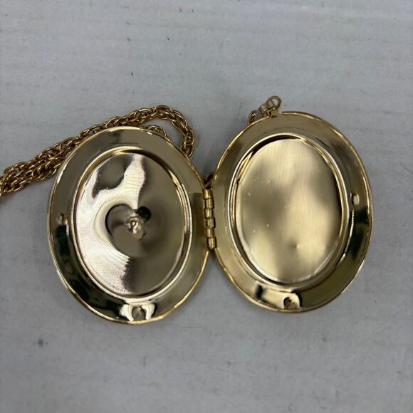 Vintage Sarah Coventry Heirloom Filigree Locket on Gold Tone Chain Necklace - Picture 7 of 10